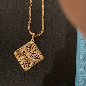 RJ3) Goldtone Necklace with Rope Chain 18 1/2”